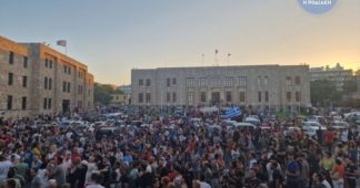 Hundreds of locals march in Rhodes demanding firefighting resources, compensation, reforestation (video)