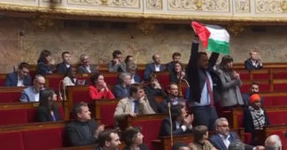 France Un député de gauche radicale brandit un drapeau palestinien